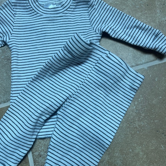 0-3 month Mebie Baby black and white striped 2 piece long sleeve set - Picture 2 of 3